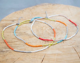 Girocollo con perline multicolori: chiusura in acciaio inossidabile