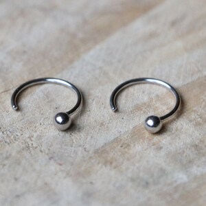 Créoles en argent sterling Petites boucles d'oreilles câlin minimalistes Créoles en argent Créoles à boule Porte-bébé en argent 925 Cerceau ouvert à pois 10 mm