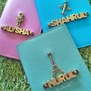 Personalisierte Saffiano Passhalter mit Alphabet Charme