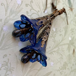 Lucite bloemenoorbellen, sprookjesbloemensieraden, Victoriaanse oorbellen, trouwoorbellen, filigraan kegeloorbellen, vintage sieraden