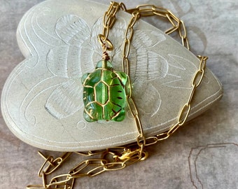 Collier tortue, bijoux océan, bijoux tortue de mer, cadeau pour amoureux de la plage, collier tortue en verre tchèque, collier simple pour elle, bijoux côtiers