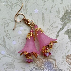 Lucite Blumen Ohrringe: Pinke Trompete Blumenschmuck