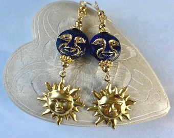 Sonne und Mond Ohrringe, Messing Sonne Charms, himmlischer Schmuck, Tschechischer Glas Mond Schmuck, Sonne Ohrringe, Mond Geschenk, Mond Gesicht Schmuck
