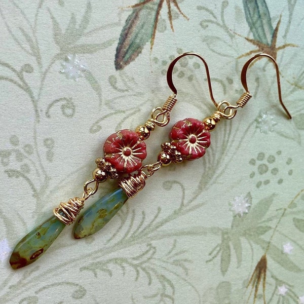 Boucles d'oreilles petites fleurs, bijoux délicats, perles de fleurs en verre tchèque, bijoux inspirés de la nature pour femme, accessoires de printemps, cadeau pour elle