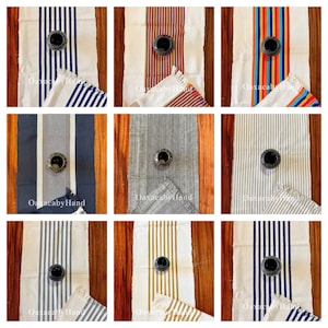 Peut inclure: Neuf chemins de table tissés avec divers motifs et couleurs de rayures, dont le bleu, le rouge, l'orange et l'or. Chaque chemin de table est orné d'un petit bol foncé et d'une bordure effilochée. Les chemins de table sont présentés sur une surface en bois.