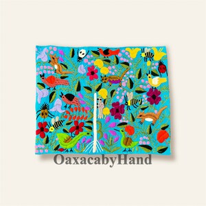K&ouml;nnte beinhalten: Ein lebendiges, besticktes Textil mit t&uuml;rkisfarbenem Hintergrund und farbenfroher Flora und Fauna. Das Design umfasst V&ouml;gel, Bienen, Blumen und andere Kreaturen. Der Text "OaxacabyHand" ist unten sichtbar.