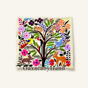K&ouml;nnte beinhalten: Besticktes Textil mit einem Baum, auf dem bunte V&ouml;gel, ein Reh, ein Eichh&ouml;rnchen, ein Hase und ein Affe dargestellt sind. Der Baum ist von Blumen in Rosa, Lila und Orange umgeben. Der Text "OaxacabyHand" ist unten zu sehen.