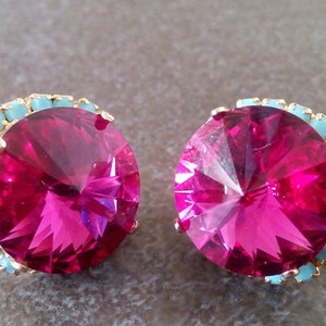 フクシア スワロフスキークリスタル スタッドピアス、ゴールドフィルド、ターコイズラインストーン