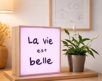 Lightbox LED “La vie est belle” – Wooden Decorative Lamp – Cozy Ambient Light – Scandinavian Home Decor – Unique Gift Idea