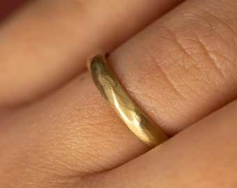 Feiner Schmuck, facettierter Ehering aus massivem Gold