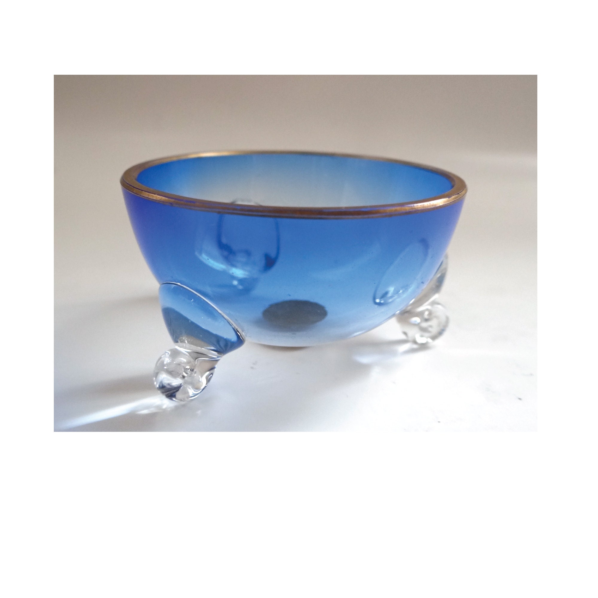 Vase Miniature en Cristal; Années 50; Coupelle ou Petit Vase Tripode Bleu en Cristal de Bohème; Cris