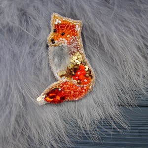 Spilla con perline di semi Spilla a forma di volpe Spilla a forma di volpe Gioielli a forma di volpe Spilla a forma di animale Regalo a forma di volpe Per lei Distintivo a forma di volpe Gioielli a forma di animale Spilla a forma di natura per amanti degli animali