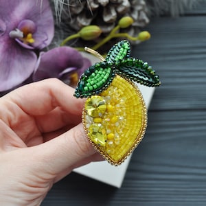 Handmade Beaded Lemon Brooch – Citrus Fruit Pin – Yellow Summer Jewelry – Fresh & Fun Accessory – Gift for Foodies and Fruit Lovers