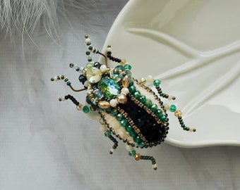 Broche brodée de perles de scarabée : déclaration Bijoux uniques, art naturel insecte et épingles d'insectes