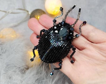 Épingle de scarabée de scarabée, bijoux de scarabée, broche en verre d'art, broche perlée de broderie, bijoux d'insecte, cadeau de 21e anniversaire pour elle, cadeau de belle-mère