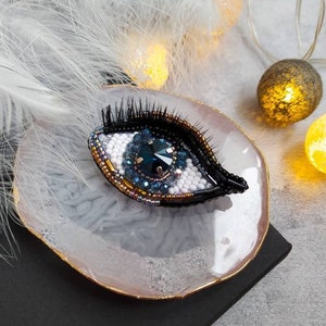 Broche oeil perlée, bijoux mauvais oeil, cadeau pour la chance, amulette, talisman, broche brodée, cadeau 21e anniversaire pour elle, cadeau belle-mère