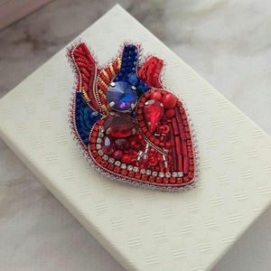 Spilla a forma di cuore anatomico, spilla a forma di cuore umano, spille di anatomia medica per medici e infermieri