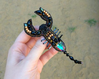 Spilla con perline fatta a mano a forma di scorpione: spilla ricamata a mano con lo zodiaco