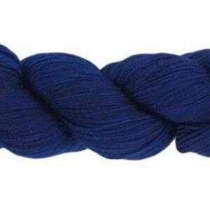 Könnte beinhalten: Eine Garnrolle in tiefem Blau, perfekt zum Stricken oder Häkeln.