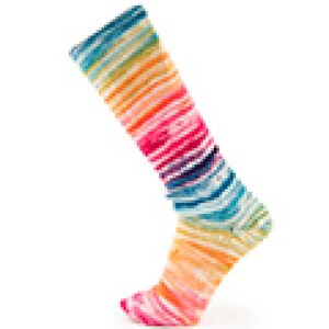 Pode incluir: Uma meia alta até o joelho com um padrão listrado. A meia apresenta uma mistura vibrante de cores, incluindo laranja, rosa, azul e amarelo. As listras correm diagonalmente pela meia, criando um efeito visual dinâmico. A meia é projetada para a perna.