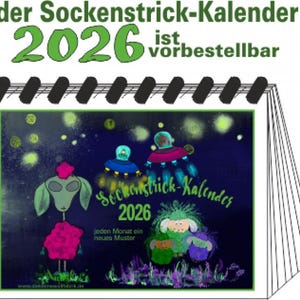 Könnte beinhalten: Ein Kalender mit einem skurrilen Design mit einem dunkelblauen Hintergrund mit Illustrationen von Außerirdischen und Schafen. Der Text "der Sockenstrick-Kalender 2026" ist grün dargestellt, mit zusätzlichem Text auf Deutsch. Der Kalender ist vorbestellbar.