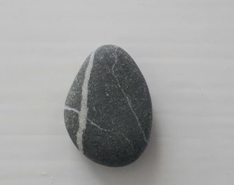 Small English Wishing Stone from Seaham 2.5 cm, Striped Wish Stone Palm Pebble