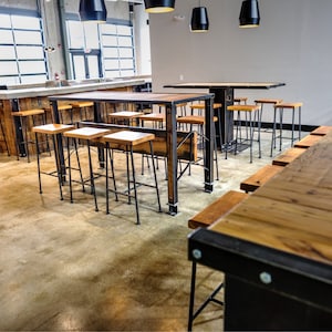 再生木材のバーの高さのテーブル、木製バーテーブル、ビュッフェテーブル、再生木材のテーブル、工業用パブテーブル、玄関テーブル、金属製のテーブル脚