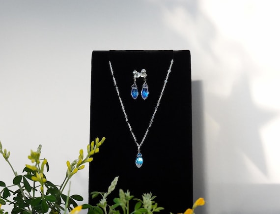 Minimalistisches Kristall Tropfen Schmuck Set, Silber Ohrringe und Kette, Hochzeitsschmuck, Blau Irisierende Glastropfen, Fairycore Schmuck