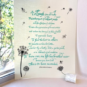 Op de afbeelding: Een beige achtergrond met een citaat van Ralph Waldo Emerson in turquoise groene cursieve schrift. Het citaat luidt "To Laugh often and much...This is to have succeeded". De achtergrond is versierd met zwarte paardenbloemtekeningen.