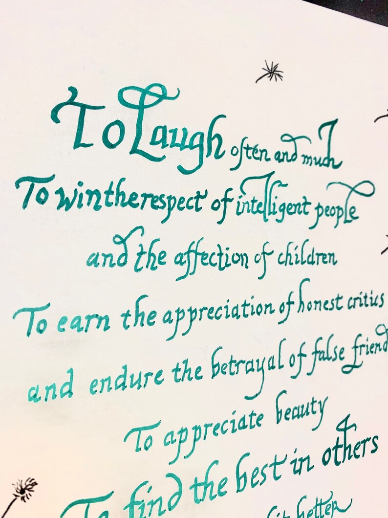 Op de afbeelding: Een handgeschreven citaat in teal inkt op wit papier. De quote luidt: "To Laugh often and much To win the respect of intelligent people and the affection of children To earn the appreciation of honest critics and endure the betrayal of false friends To appreciate beauty To find the best in others"