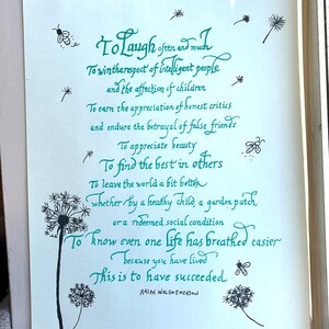 Op de afbeelding: Een witte achtergrond met een turquoise citaat van Ralph Waldo Emerson. Het citaat luidt: "Vaak en veel lachen... Het respect van intelligente mensen winnen... Weten dat &eacute;&eacute;n leven gemakkelijker heeft geademd omdat je hebt geleefd. Dat is succesvol zijn."