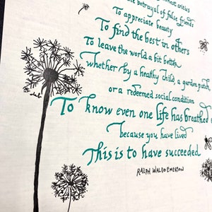 Op de afbeelding: Een citaat van Ralph Waldo Emerson over het vinden van het beste in anderen en de wereld een beetje beter achterlaten. Het citaat is geschreven in cursief schrift en is omringd door illustraties van paardenbloemen.