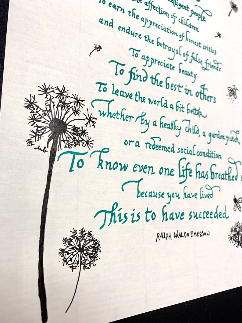 Op de afbeelding: Een citaat van Ralph Waldo Emerson over het vinden van het beste in anderen en de wereld een beetje beter achterlaten. Het citaat is geschreven in cursief schrift en is omringd door illustraties van paardenbloemen.
