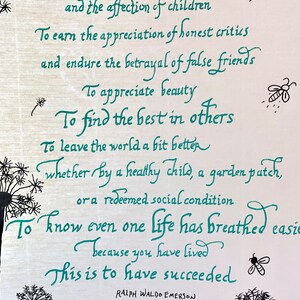 Op de afbeelding: Een citaat van Ralph Waldo Emerson over succes, geschreven in groene cursieve letters op een witte achtergrond. De quote luidt: "Om het respect van intelligente mensen en de genegenheid van kinderen te winnen. Om de waardering van eerlijke critici te verdienen en de verraad van valse vrienden te doorstaan. Om schoonheid te waarderen. Om het beste in anderen te vinden. Om de wereld een beetje beter te verlaten, of het nu door een gezond kind, een tuin of een hersteld sociaal milieu is. Om te weten dat zelfs &eacute;&eacute;n leven gemakkelijker heeft kunnen ademen omdat je hebt geleefd. Dit is succesvol zijn."