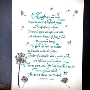 Op de afbeelding: Een afdrukbare quote van Ralph Waldo Emerson over het vinden van het beste in anderen en de wereld een beetje beter achterlaten. De quote is geschreven in cursief schrift met illustraties van paardenbloemen en vuurvliegjes.