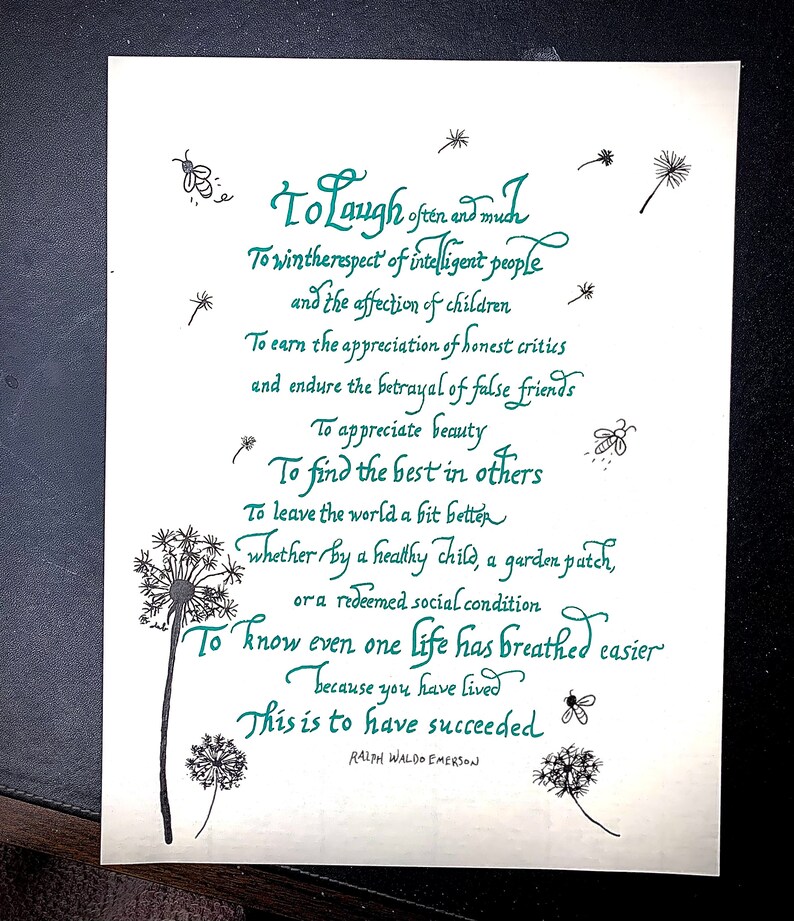 Op de afbeelding: Een afdrukbare quote van Ralph Waldo Emerson over het vinden van het beste in anderen en de wereld een beetje beter achterlaten. De quote is geschreven in cursief schrift met illustraties van paardenbloemen en vuurvliegjes.