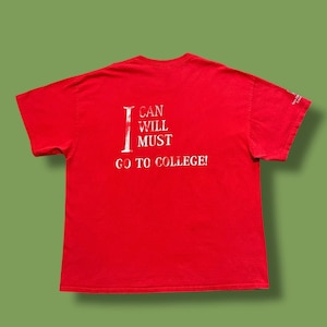 Peut inclure: Panneau en bois fait à la main avec le texte "Welcome" dans une police fantaisiste. Le panneau présente un fond blanc vieilli et un cadre en bois teinté foncé. Un élément floral décoratif est présent.