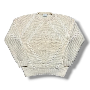 Può includere: Maglione a trecce color crema con un motivo a forma di diamante sul davanti. Il maglione ha un girocollo e polsini e orlo a coste. La maglieria ha un aspetto strutturato, adatto al clima freddo.