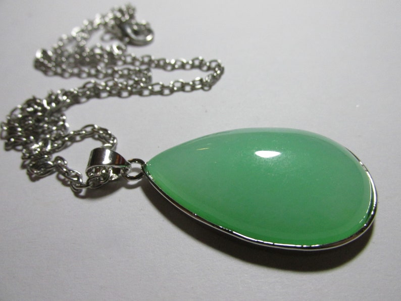 Light Green Jade Teardrop Pendant Necklace 20 - Green Jade Teardrop Pendant Necklace Light Green Jade Teardrop Pendant Necklace 20 - Green Jade Teardrop Pendant Necklace