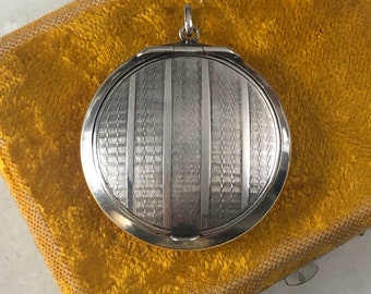 1700/'s French Courtiers great condition with handpainted disc on front bakelite art deco compact case empty inside very unusual