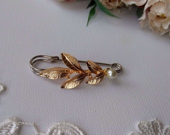 Leaf Wedding train pin, Bridal dress train clip, Gold Leaf train brooch, Bridal gown back train brooch AT0006