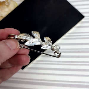 Spilla per treno nuziale, spilla con foglia d'argento e fiore, clip per treno per abito da sposa, spilla per treno sul retro dell'abito da sposa AT0006 immagine 7