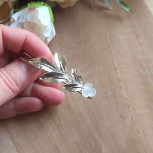 Spilla per treno nuziale, spilla con foglia d'argento e fiore, clip per treno per abito da sposa, spilla per treno sul retro dell'abito da sposa AT0006 immagine 2