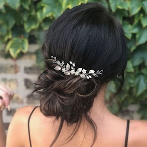 Peigne cheveux feuilles argentées et cristal pour mariage bohème, Bijou de cheveux floral de mariée PG0006