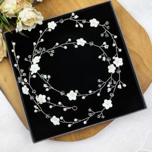 Langer Brautkranz mit weißen kalten Porzellanblumen, Blumenkranz Hochzeit, Perle und Kristall Braut Haarband V0017