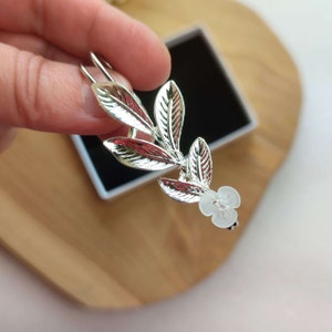 Leaf Wedding train bustle pin, Bridal dress train clip, Leaf train brooch, Bridal gown back train brooch AT0006
