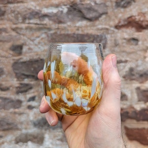 Beker van geblazen glas, ambergeel - handgemaakte glazen gebogen beker