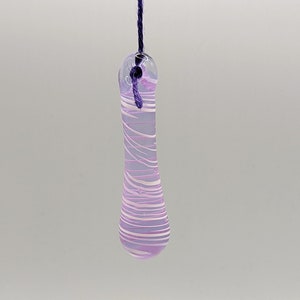 Leichter Pull aus Glas mit violetten Wirbeln