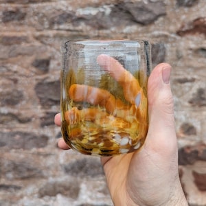 Beker van geblazen glas, ambergeel - handgemaakte glazen beker met rechte zijkanten