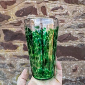 Grote beker van geblazen glas, heldergroen - handgemaakt glas, 500 ml, pintglas